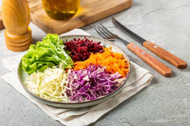 Taze sebzeler rendelenmemiş. Sağlıklı yemek..