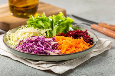 Taze sebzeler rendelenmemiş. Sağlıklı yemek..