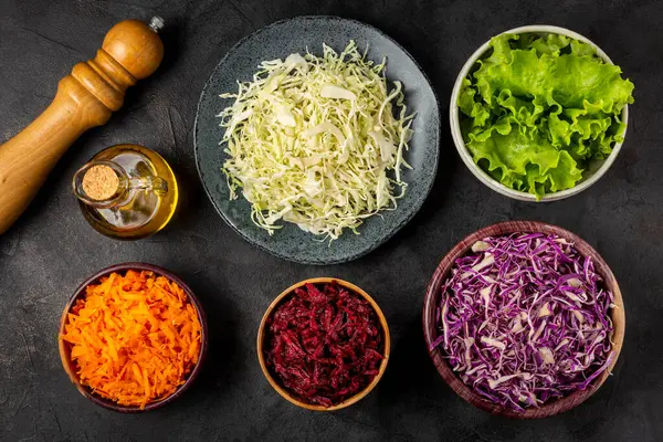 テーブルの上のボウルに新鮮なグレーテッド野菜 健康的な食べ物 — ストック写真