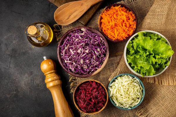 桌上的碗里有新鲜的烤蔬菜 健康食品 — 图库照片