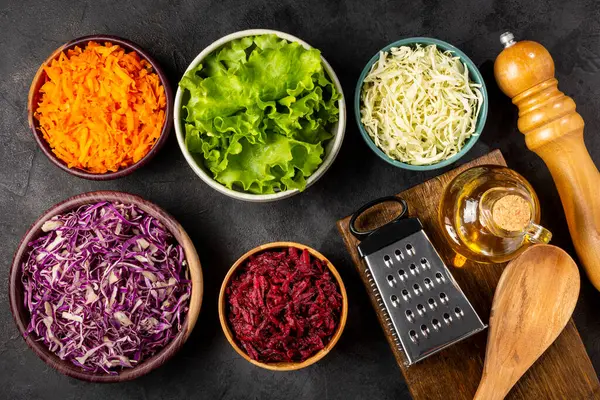 Masadaki Taze Rendelenmiş Sebzeler Sağlıklı Yemek — Stok fotoğraf
