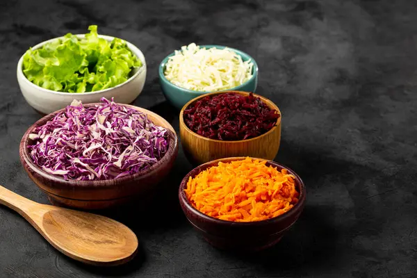 Świeże Tarte Warzywa Misach Stole Zdrowa Żywność — Zdjęcie stockowe