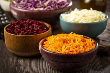 Masadaki taze rendelenmiş sebzeler. Sağlıklı yemek..