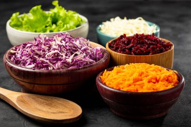 Masadaki taze rendelenmiş sebzeler. Sağlıklı yemek..