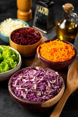 Masadaki taze rendelenmiş sebzeler. Sağlıklı yemek..