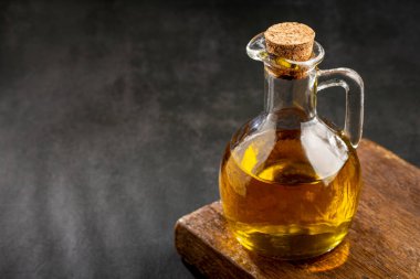 Cam kaplama. Cam şişede zeytin yağı.