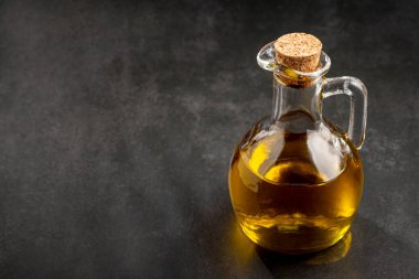 Cam kaplama. Cam şişede zeytin yağı.