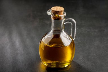 Cam kaplama. Cam şişede zeytin yağı.