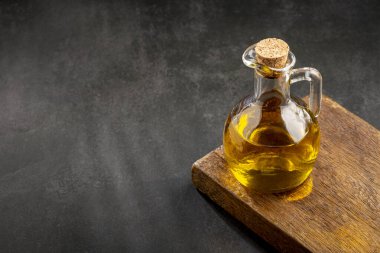 Cam kaplama. Cam şişede zeytin yağı.