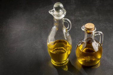 Cam kaplama. Cam şişede zeytin yağı.