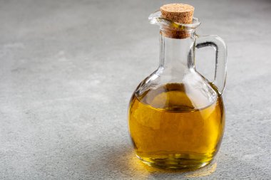 Cam kaplama. Cam şişede zeytin yağı.