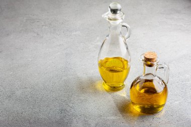Cam kaplama. Cam şişede zeytin yağı.