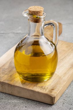 Cam kaplama. Cam şişede zeytin yağı.