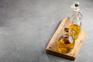 Cam kaplama. Cam şişede zeytin yağı.