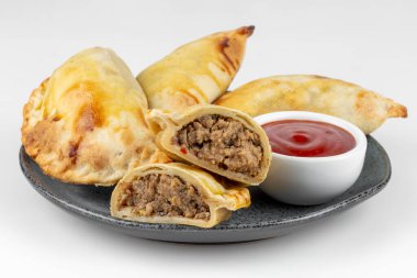 Beyaz arka planda izole Arjantin böreği.