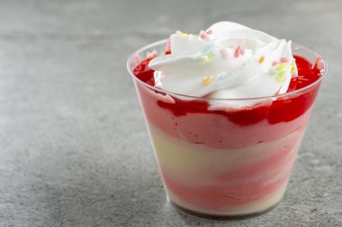 Çilekli tatlı tencerede.