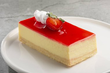 Çilekli peynirli kek dilimi..