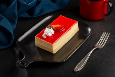 Çilekli peynirli kek dilimi..