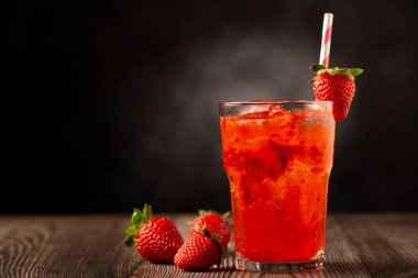 Masanın üzerinde çilekli caipirinha var. Çilekli kokteyl..