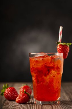 Masanın üzerinde çilekli caipirinha var. Çilekli kokteyl..