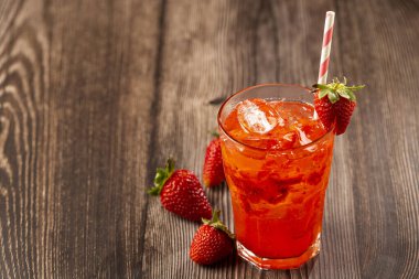 Masanın üzerinde çilekli caipirinha var. Çilekli kokteyl..