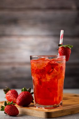 Masanın üzerinde çilekli caipirinha var. Çilekli kokteyl..