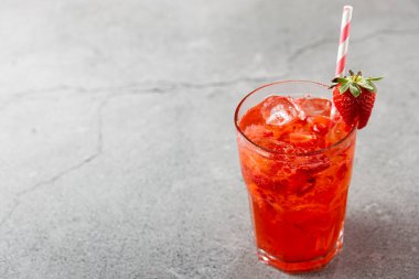 Masanın üzerinde çilekli caipirinha var. Çilekli kokteyl..