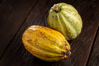 Masadaki olgun kakao meyvesi.