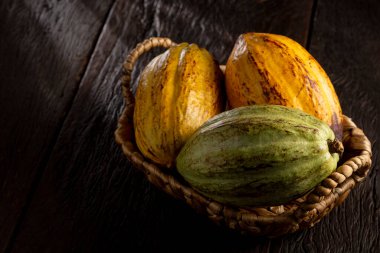 Masadaki olgun kakao meyvesi.