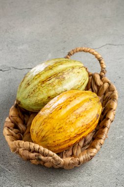 Masadaki olgun kakao meyvesi.