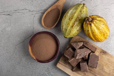Çikolata parçalı kakao ve masaya çikolata tozu..