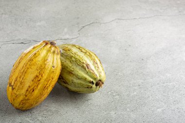 Masadaki olgun kakao meyvesi.