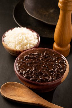 Tahta kasede siyah fasulye ve pirinç..