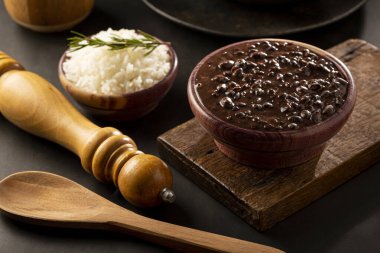 Tahta kasede siyah fasulye ve pirinç..