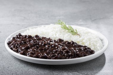 Siyah fasulye ve pirinç yemeği..