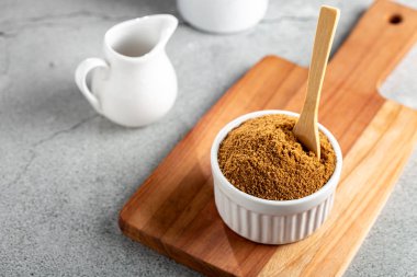 Masanın üzerinde kestane rengi şeker.