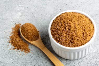 Masanın üzerinde kestane rengi şeker.