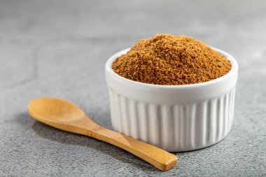 Masanın üzerinde kestane rengi şeker.