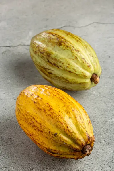 Masadaki olgun kakao meyvesi.