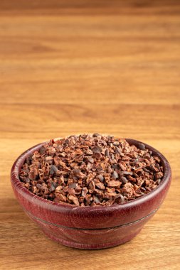 Masanın üzerinde kakao parçaları olan bir kase..