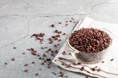 Masanın üzerinde kakao parçaları olan bir kase..