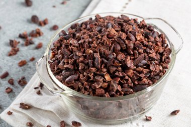 Masanın üzerinde kakao parçaları olan bir kase..