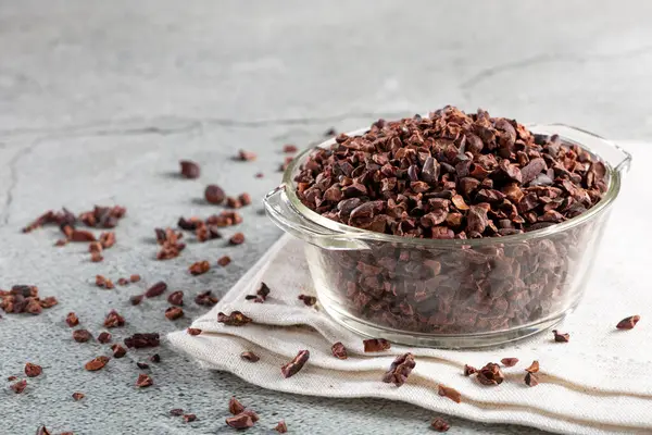 Masanın Üzerinde Kakao Parçaları Olan Bir Kase — Stok fotoğraf