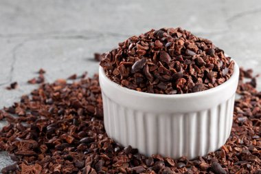 Masanın üzerinde kakao parçaları olan bir kase..