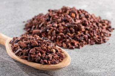 Masanın üzerinde kakao parçaları olan bir kase..