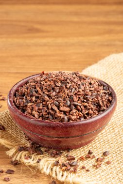 Masanın üzerinde kakao parçaları olan bir kase..