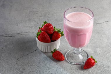 Lezzetli çilekli smoothie ile bardak.