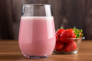 Lezzetli çilekli smoothie ile bardak.