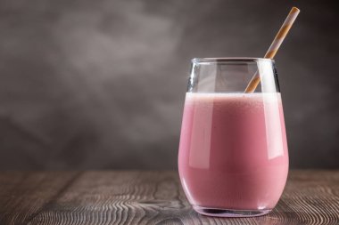 Lezzetli çilekli smoothie ile bardak.