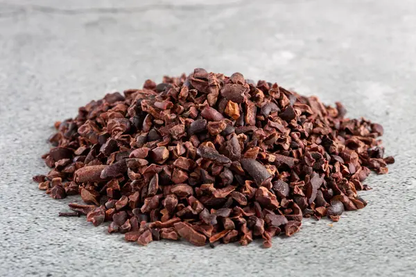 Masanın Üzerinde Kakao Parçaları Olan Bir Kase — Stok fotoğraf